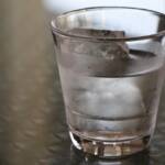肌の乾燥予防のための水分補給を表す冷たい水のグラス