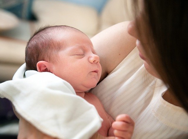 子どもと一緒に過ごす母親の笑顔