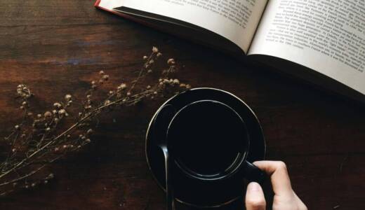 スキンケア後のリラックスタイムをイメージさせる本とコーヒーの写真