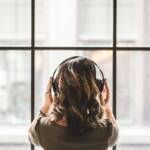ヘッドフォンをして自分の世界に入って自分時間に集中している女性の後ろ姿
