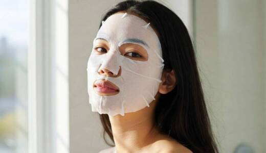 保湿のためにシートマスクを使用する女性のスキンケアイメージ