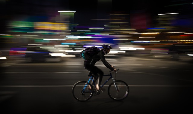 件数をこなすために自転車を急いで漕いでいる男性