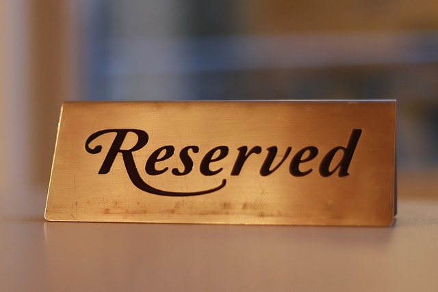 予約済みを示す「Reserved」のゴールドプレート